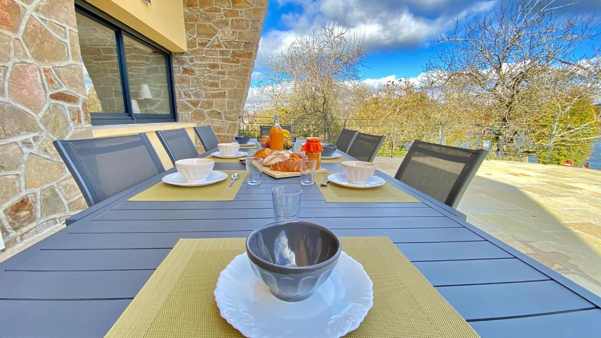 Villa Le Menhir 4 Ch Au Bord Du Lac Et Terrasse Villefranche-de-Panat Exteriér fotografie